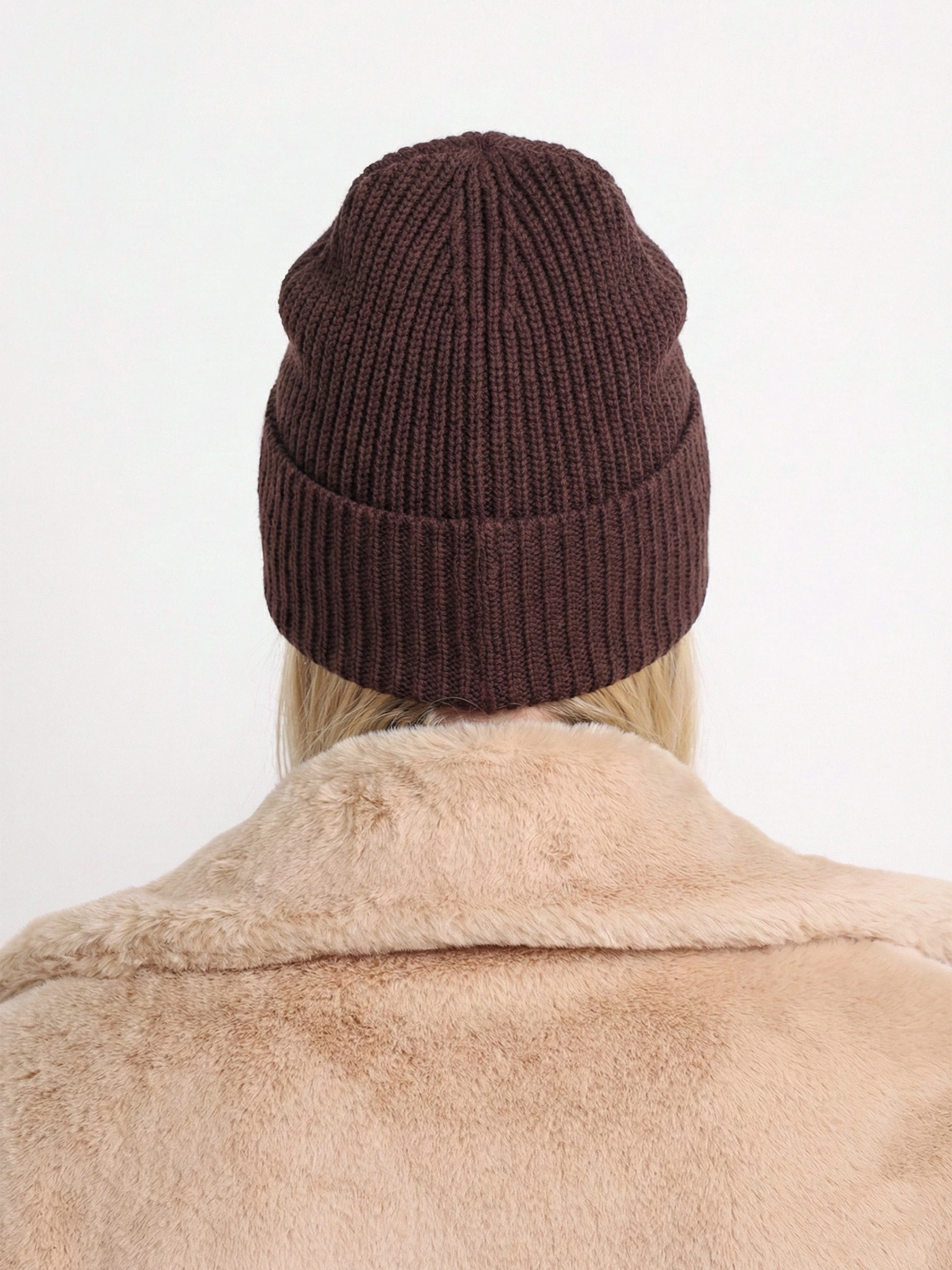 Шапка-бини коричневого цвета с отворотом из хлопка